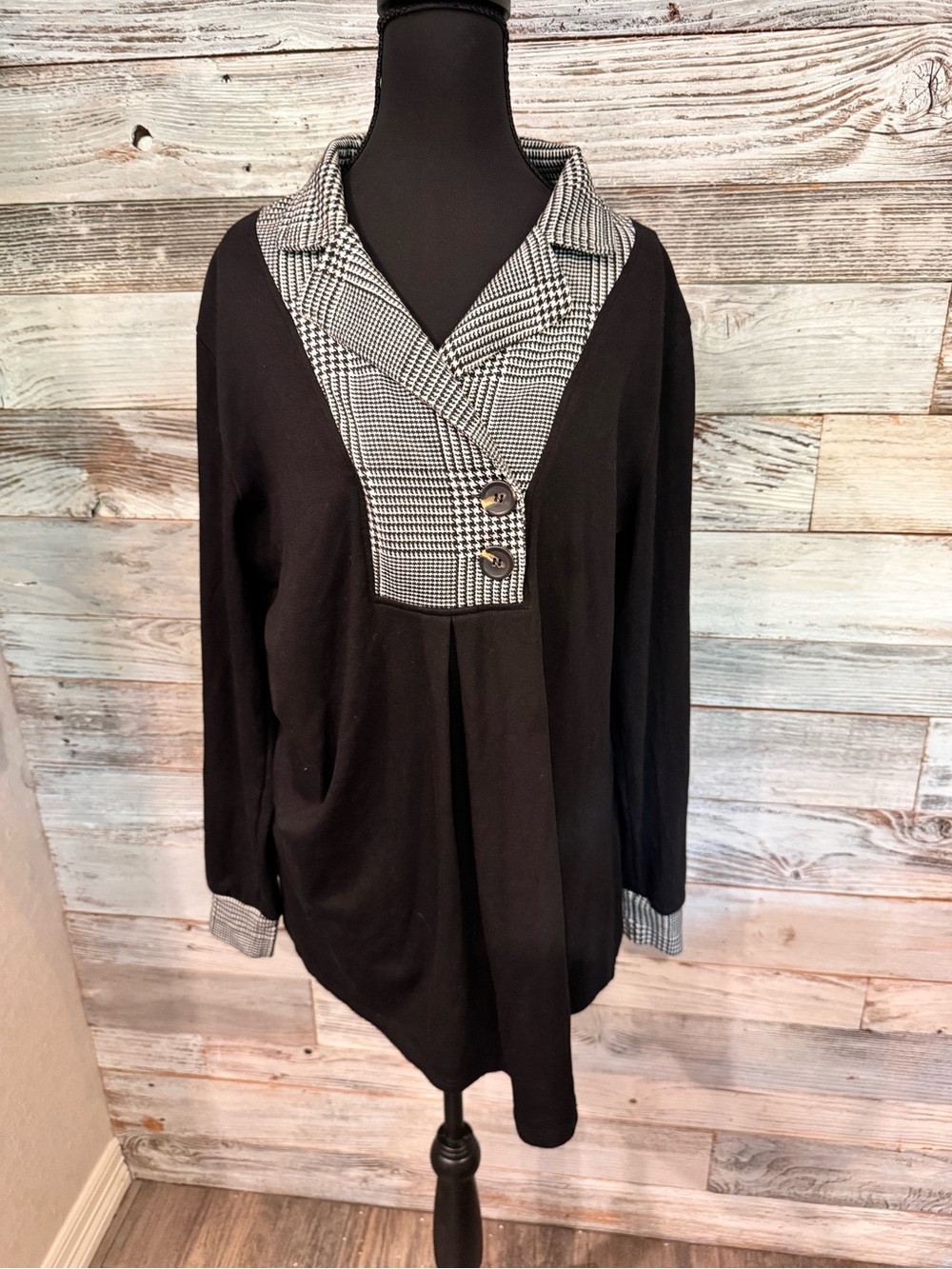 NWT Black Tunic with Houndstooth Collar and Button Detail